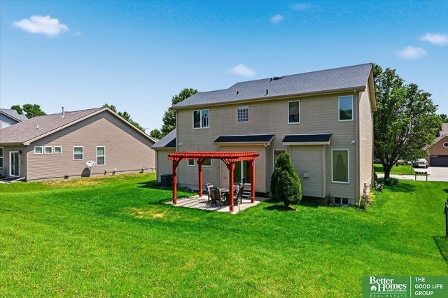 212 Castle Pine Drive, Papillion, NE 68133