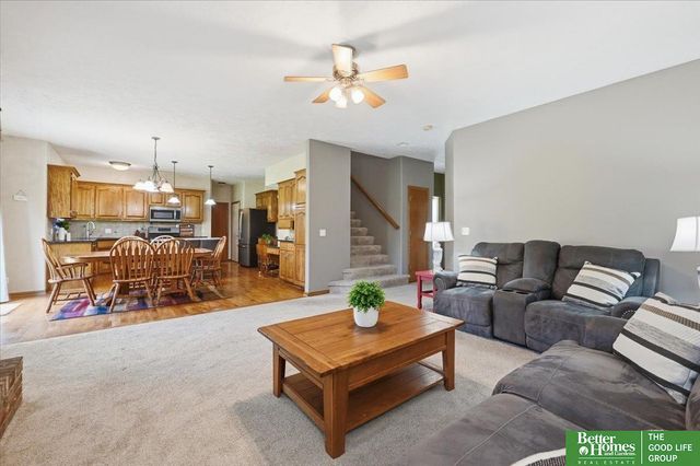 212 Castle Pine Drive, Papillion, NE 68133