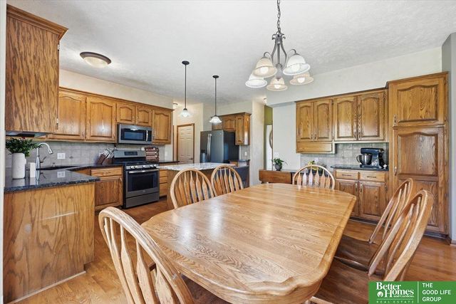 212 Castle Pine Drive, Papillion, NE 68133