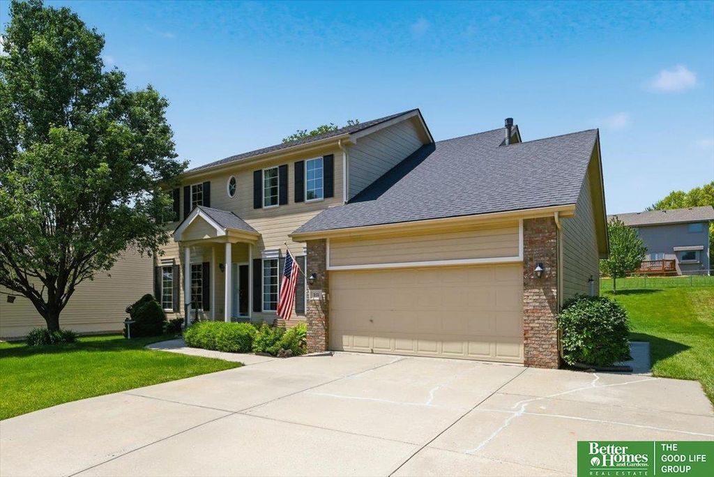 212 Castle Pine Drive, Papillion, NE 68133