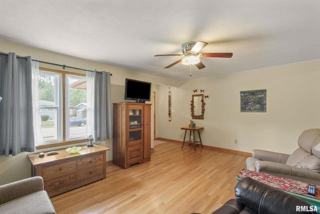 4123 N LINWOOD Avenue, Davenport, IA 52806