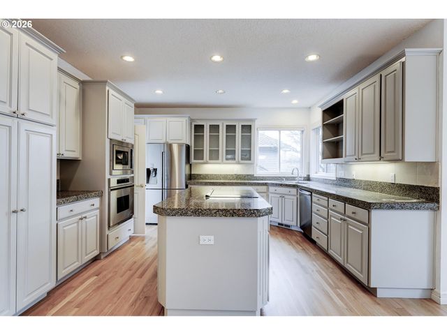 14488 PFEIFER Dr, Lake Oswego, OR 97035