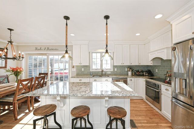 12 Darling Avenue, Smithtown, NY 11787