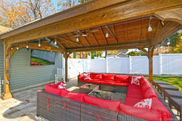 12 Darling Avenue, Smithtown, NY 11787