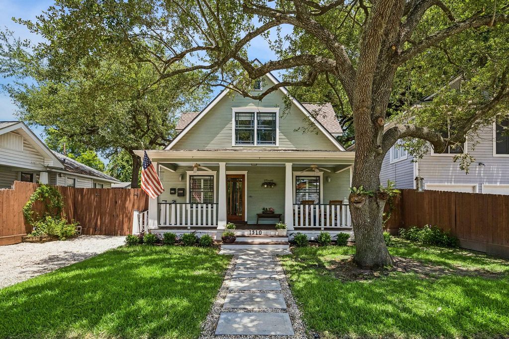 Image 1 of property listing at 1510 Columbia Street, Houston, TX 77008