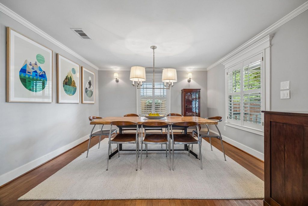 Image 10 of property listing at 1510 Columbia Street, Houston, TX 77008