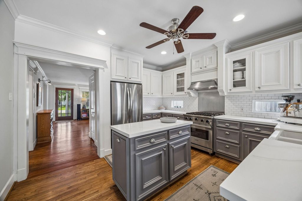 Image 14 of property listing at 1510 Columbia Street, Houston, TX 77008