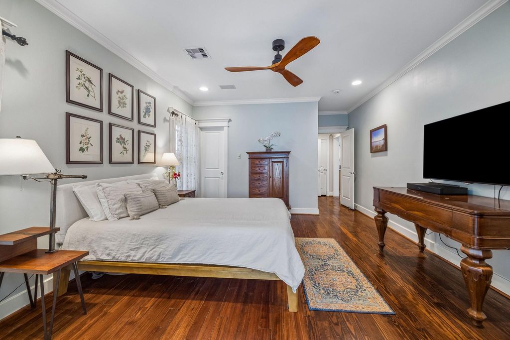 Image 16 of property listing at 1510 Columbia Street, Houston, TX 77008
