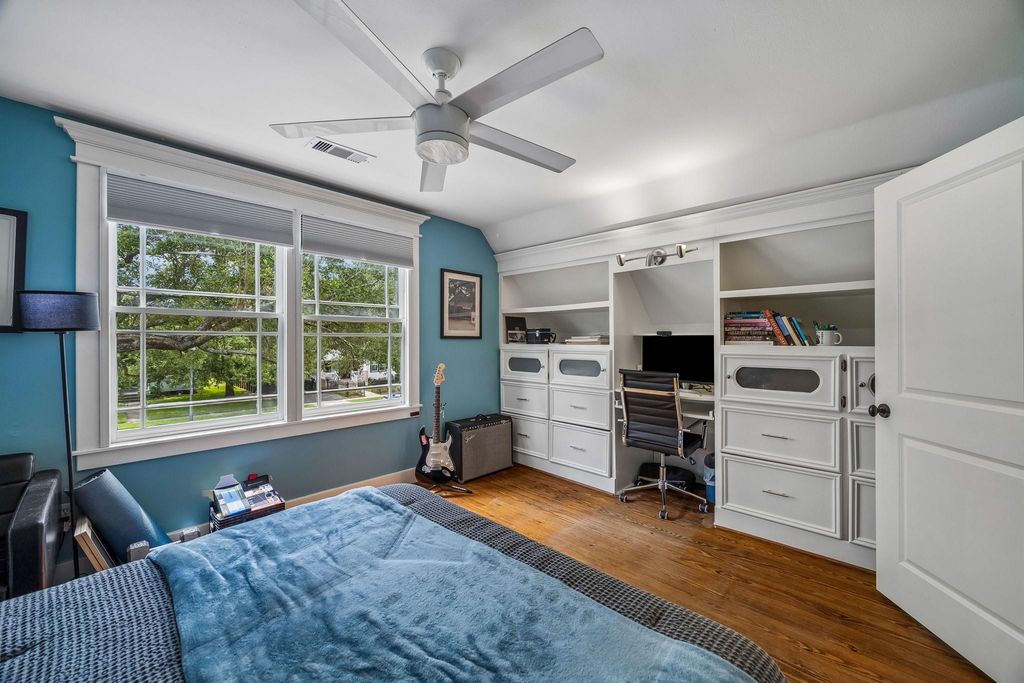 Image 20 of property listing at 1510 Columbia Street, Houston, TX 77008