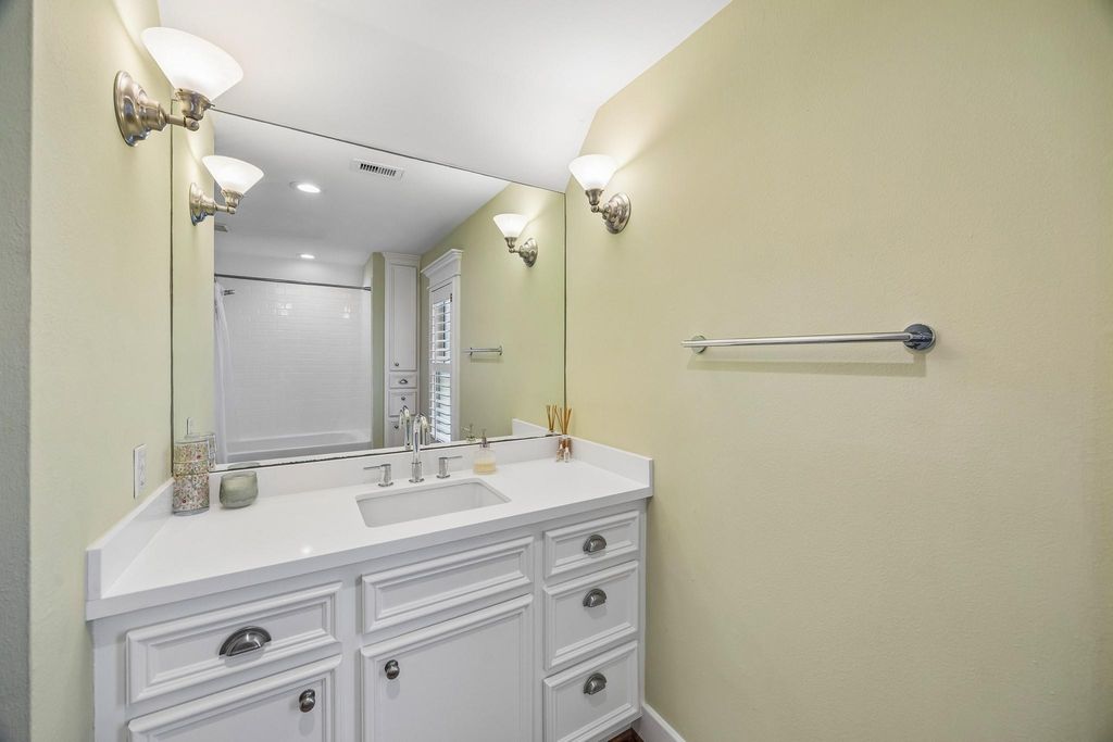 Image 21 of property listing at 1510 Columbia Street, Houston, TX 77008