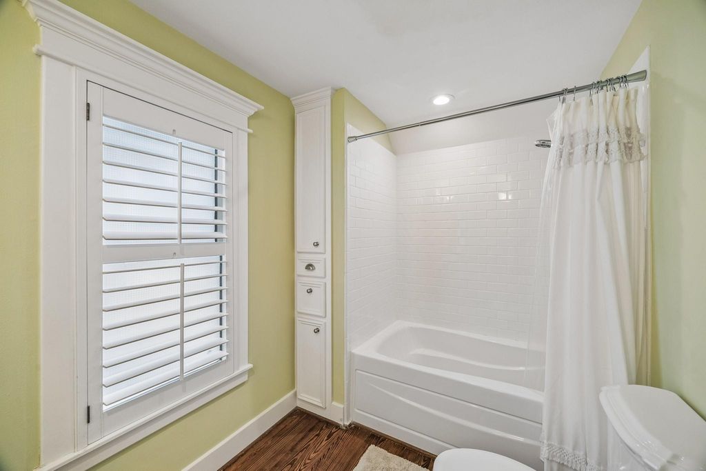 Image 22 of property listing at 1510 Columbia Street, Houston, TX 77008