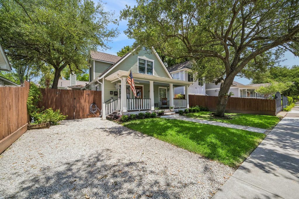 Image 29 of property listing at 1510 Columbia Street, Houston, TX 77008