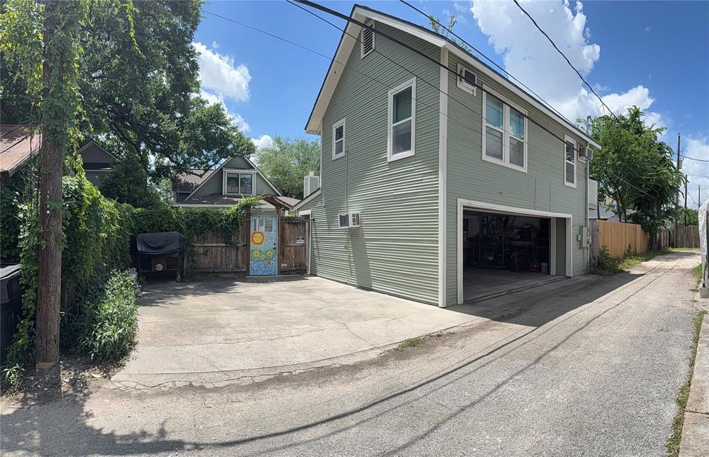 Image 30 of property listing at 1510 Columbia Street, Houston, TX 77008