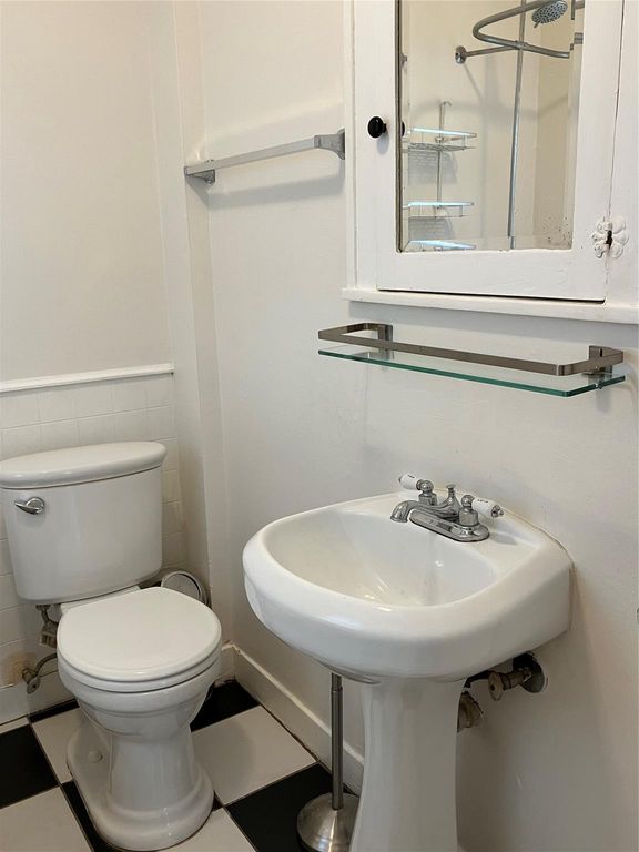Image 38 of property listing at 1510 Columbia Street, Houston, TX 77008