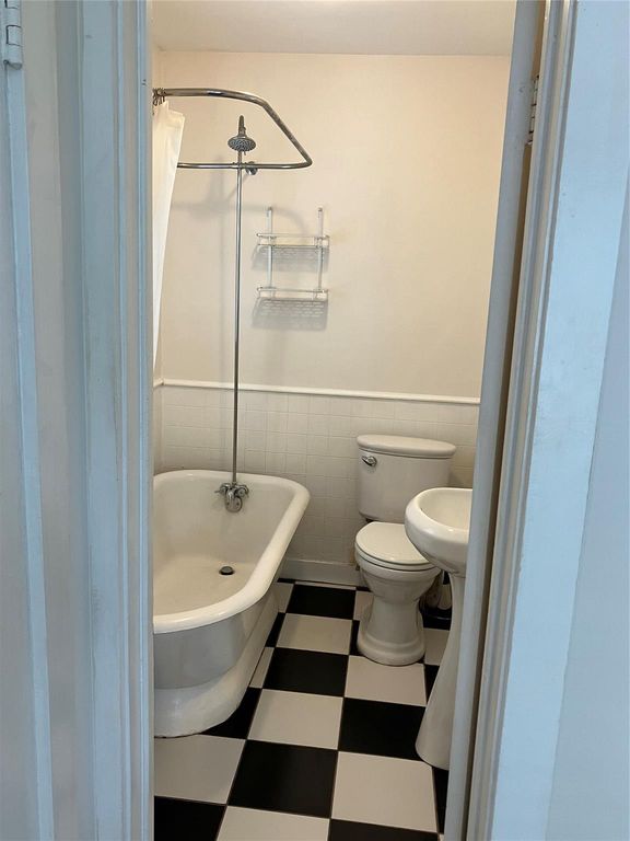 Image 39 of property listing at 1510 Columbia Street, Houston, TX 77008