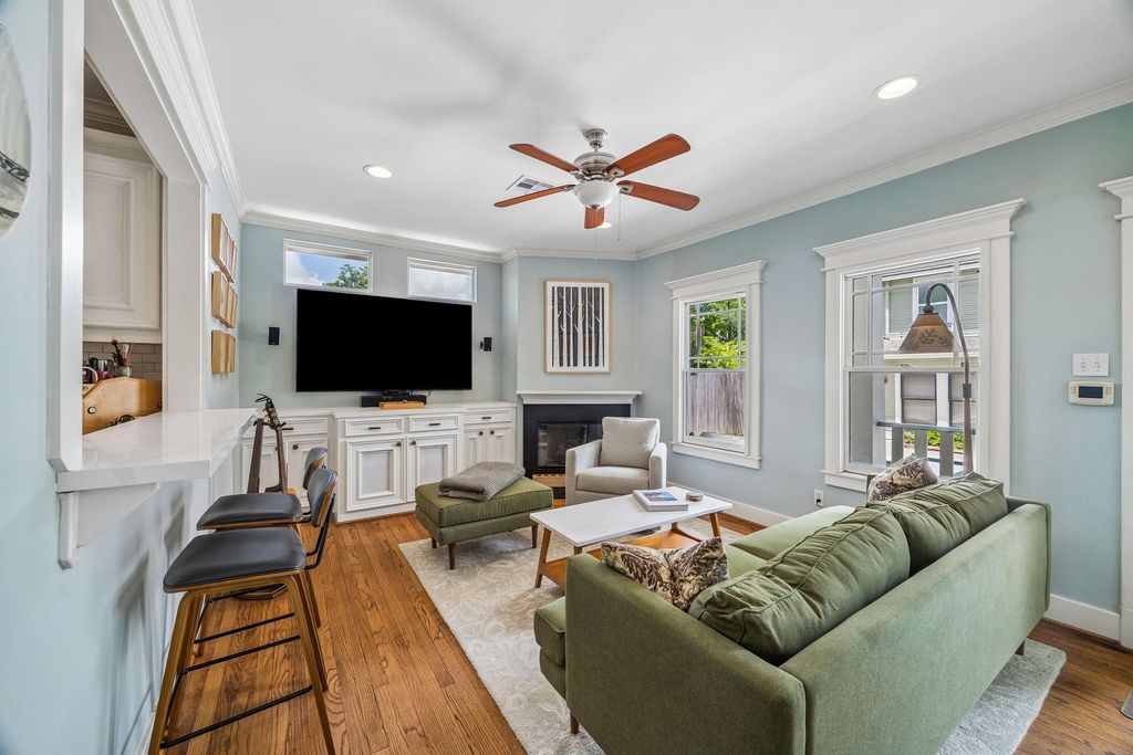 Image 4 of property listing at 1510 Columbia Street, Houston, TX 77008