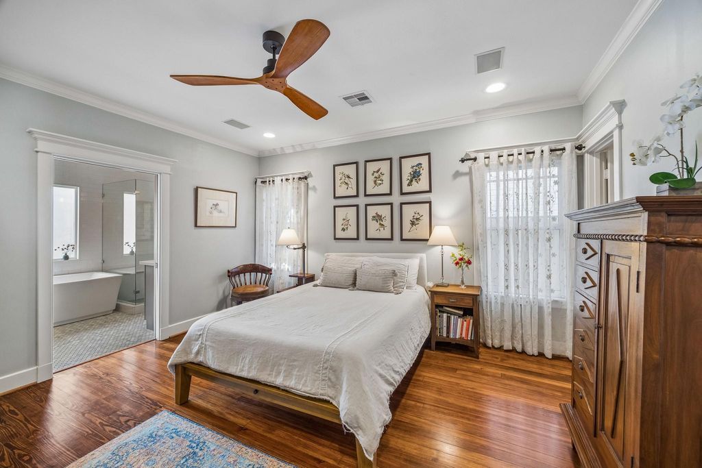 Image 6 of property listing at 1510 Columbia Street, Houston, TX 77008