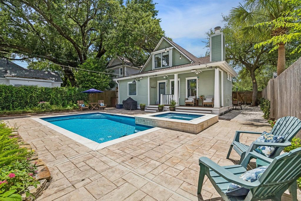 Image 7 of property listing at 1510 Columbia Street, Houston, TX 77008