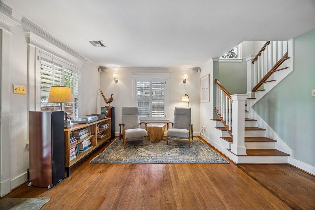 Image 8 of property listing at 1510 Columbia Street, Houston, TX 77008