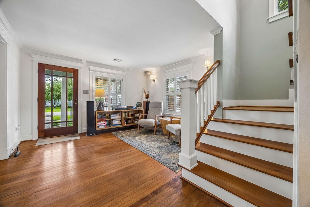 Image 9 of property listing at 1510 Columbia Street, Houston, TX 77008