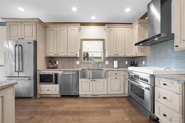 39611 Lakeshore Drive, Harrison Charter Township, MI 48045