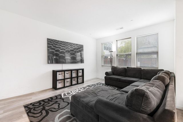 18 Seasmoke Pl, Elk Grove, CA 95758