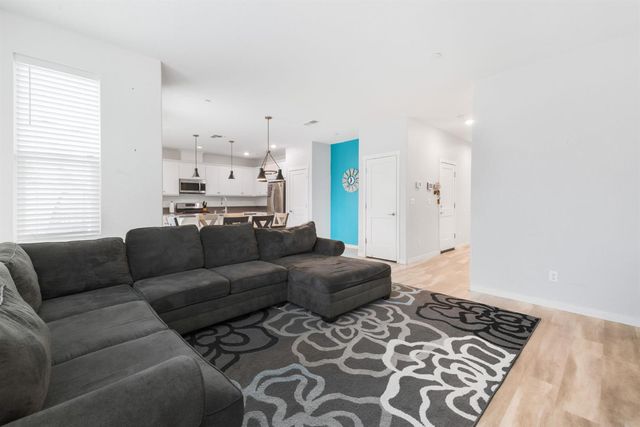 18 Seasmoke Pl, Elk Grove, CA 95758