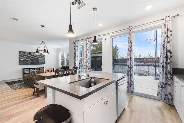 18 Seasmoke Pl, Elk Grove, CA 95758