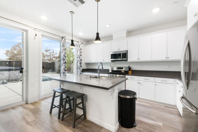 18 Seasmoke Pl, Elk Grove, CA 95758