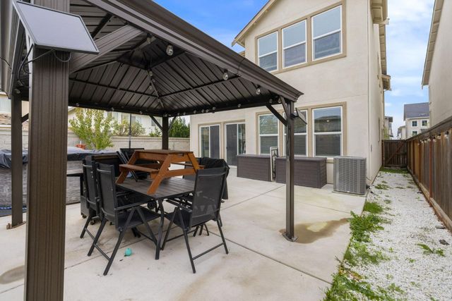 18 Seasmoke Pl, Elk Grove, CA 95758