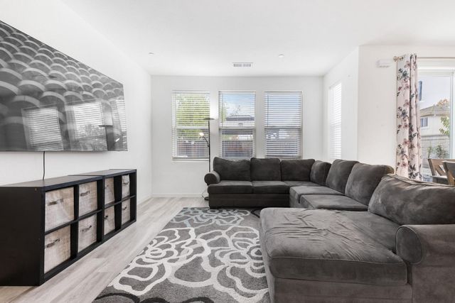 18 Seasmoke Pl, Elk Grove, CA 95758