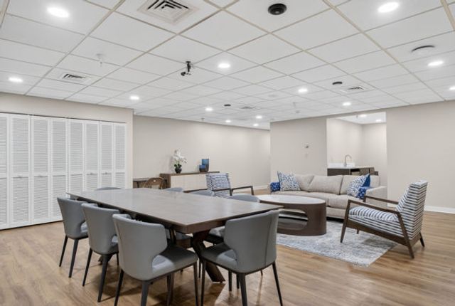 750 Washington Rd 1204, Mt Lebanon, PA 15228