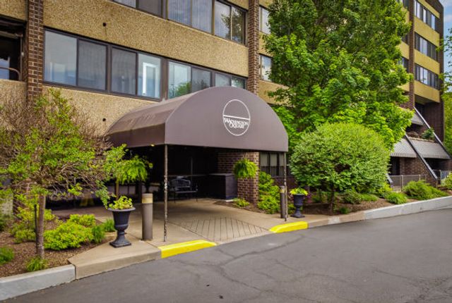750 Washington Rd 1204, Mt Lebanon, PA 15228