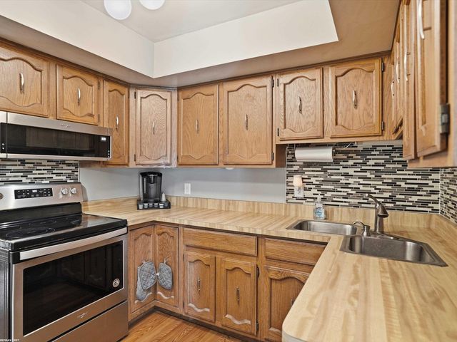 42552 Beverly Way, Clinton Township, MI 48038