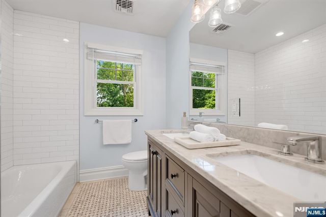 425 Clinton Avenue, Wyckoff, NJ 07481