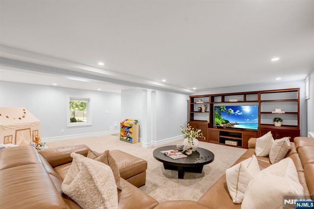 425 Clinton Avenue, Wyckoff, NJ 07481