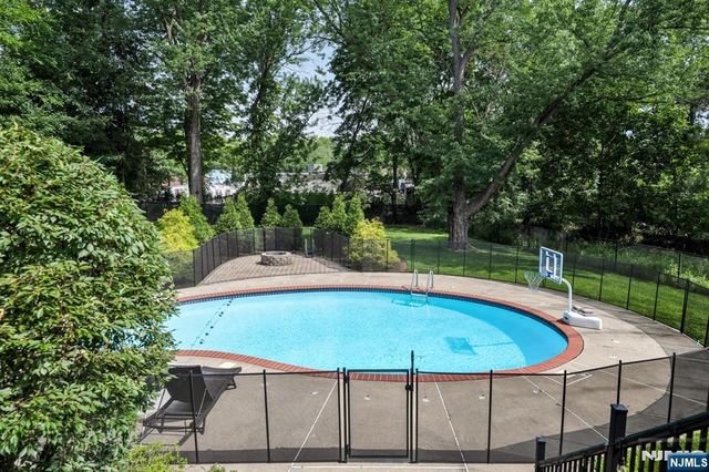 425 Clinton Avenue, Wyckoff, NJ 07481