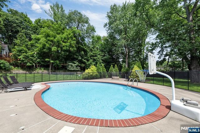 425 Clinton Avenue, Wyckoff, NJ 07481