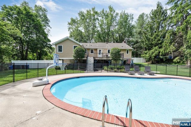 425 Clinton Avenue, Wyckoff, NJ 07481