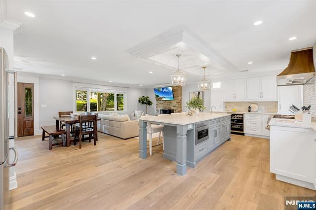 425 Clinton Avenue, Wyckoff, NJ 07481