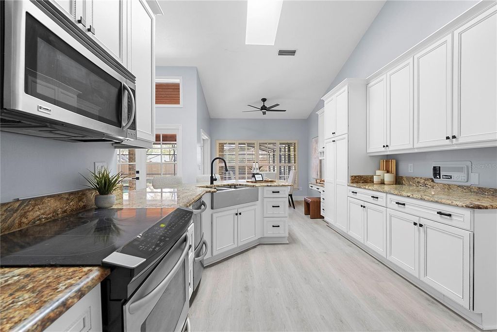 Image 8 of property listing at 240 SHADY OAKS CIRCLE, Lake Mary, FL 32746