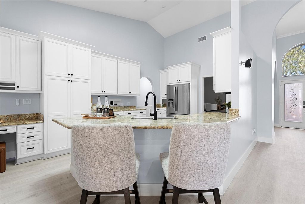 Image 9 of property listing at 240 SHADY OAKS CIRCLE, Lake Mary, FL 32746