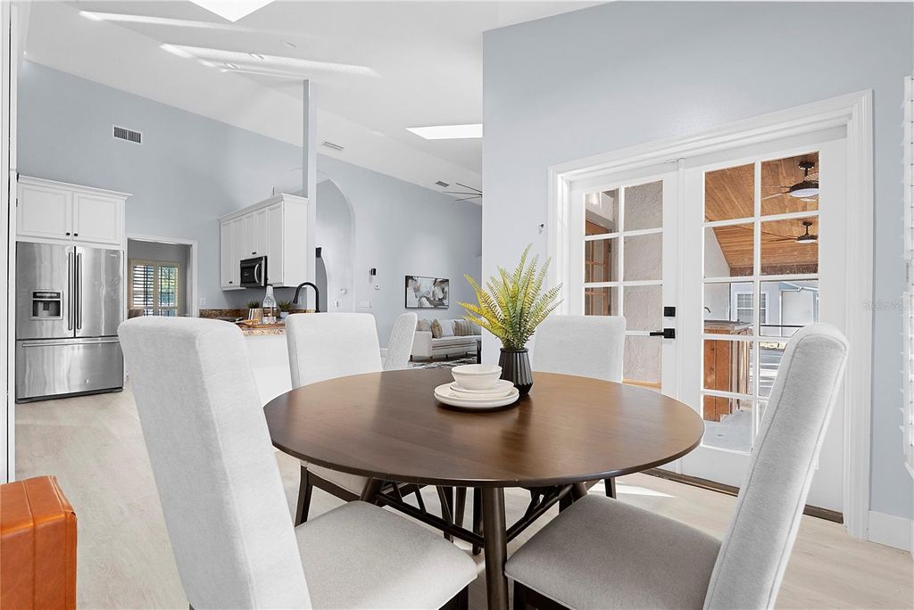 Image 10 of property listing at 240 SHADY OAKS CIRCLE, Lake Mary, FL 32746