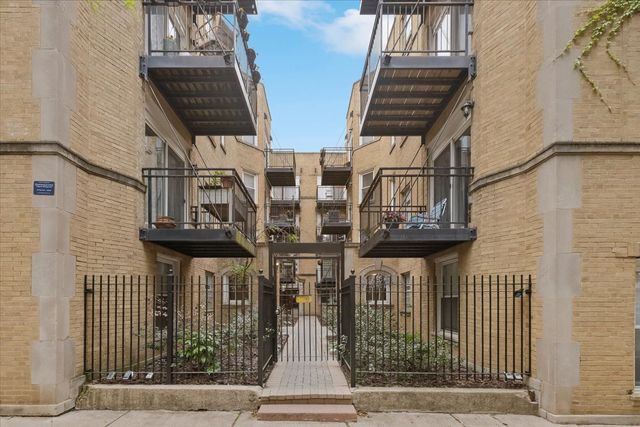 7050 N Damen Avenue 3S, Chicago, IL 60645
