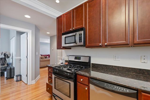 7050 N Damen Avenue 3S, Chicago, IL 60645