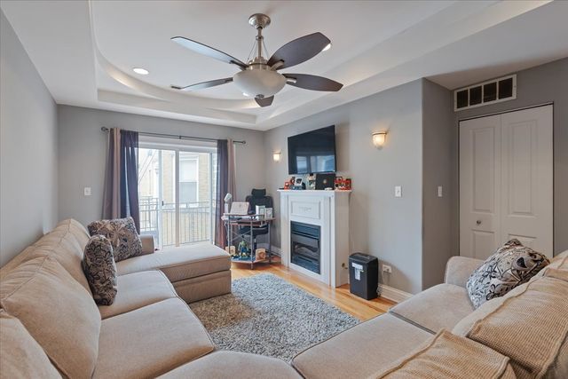7050 N Damen Avenue 3S, Chicago, IL 60645