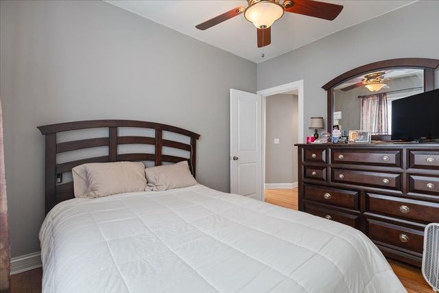 7050 N Damen Avenue 3S, Chicago, IL 60645