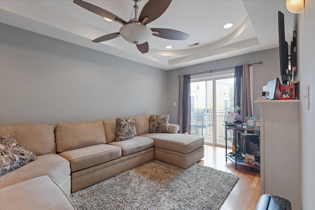 7050 N Damen Avenue 3S, Chicago, IL 60645