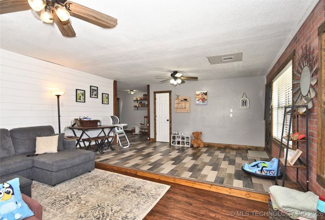 300 N Wildhorse Street, Skiatook, OK 74070