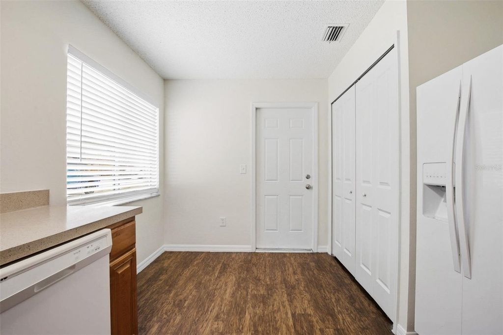 Image 11 of property listing at 4504 REYNOLDS CREEK AVENUE, Plant City, FL 33563